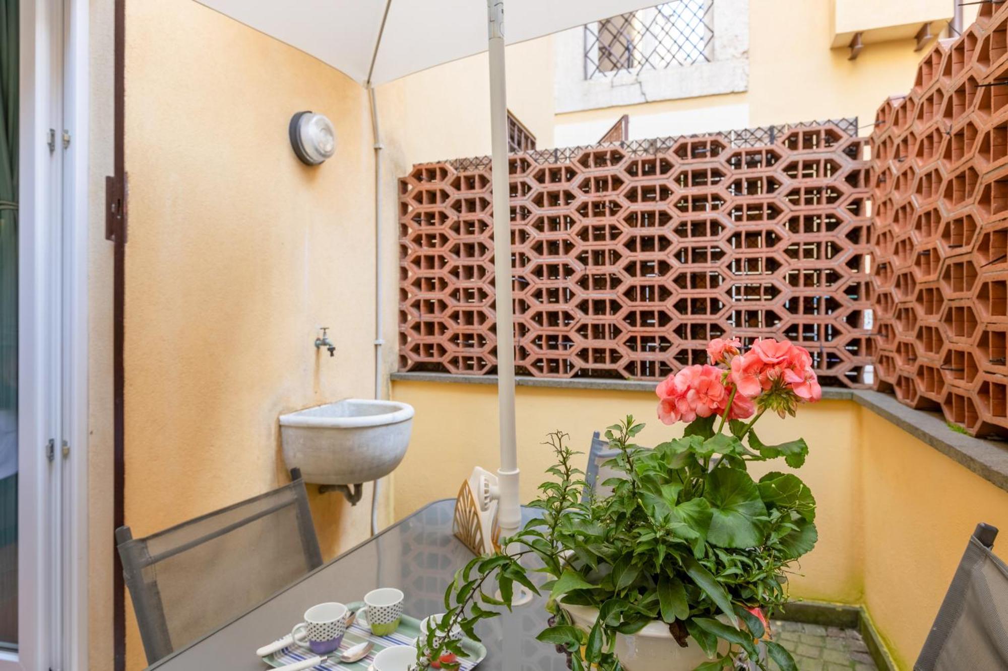 Quiet Trevi Fountain Apartment With Patio And Backyard Roma Dış mekan fotoğraf